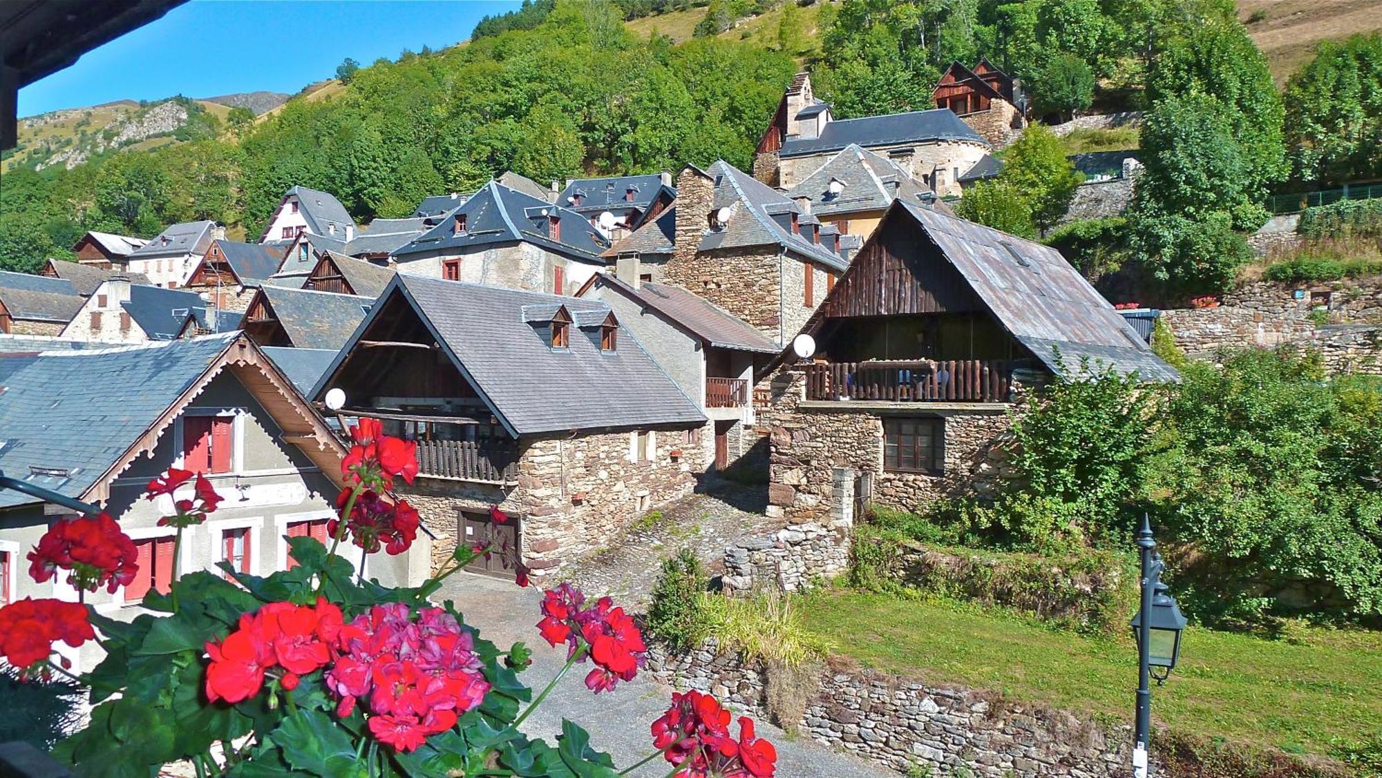 Hotel - Restaurant - Bar - Le Sapin Fleuri Bourg d'Oueil Exterior photo