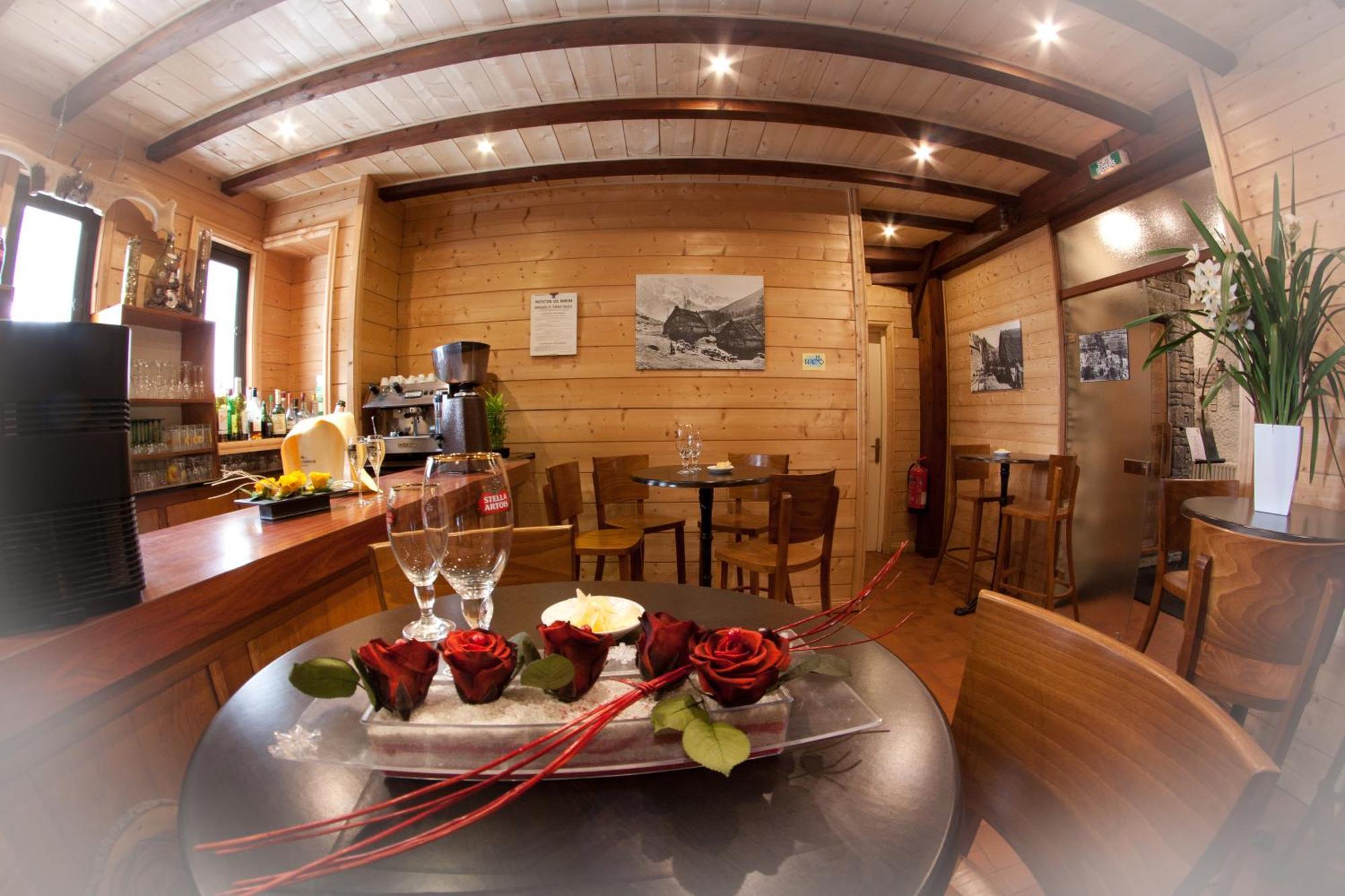 Hotel - Restaurant - Bar - Le Sapin Fleuri Bourg d'Oueil Exterior photo