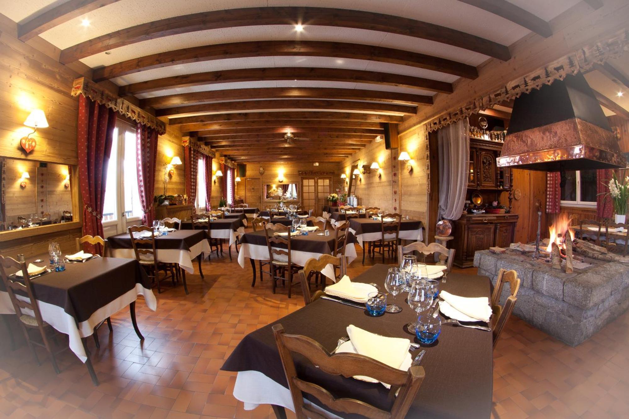 Hotel - Restaurant - Bar - Le Sapin Fleuri Bourg d'Oueil Exterior photo
