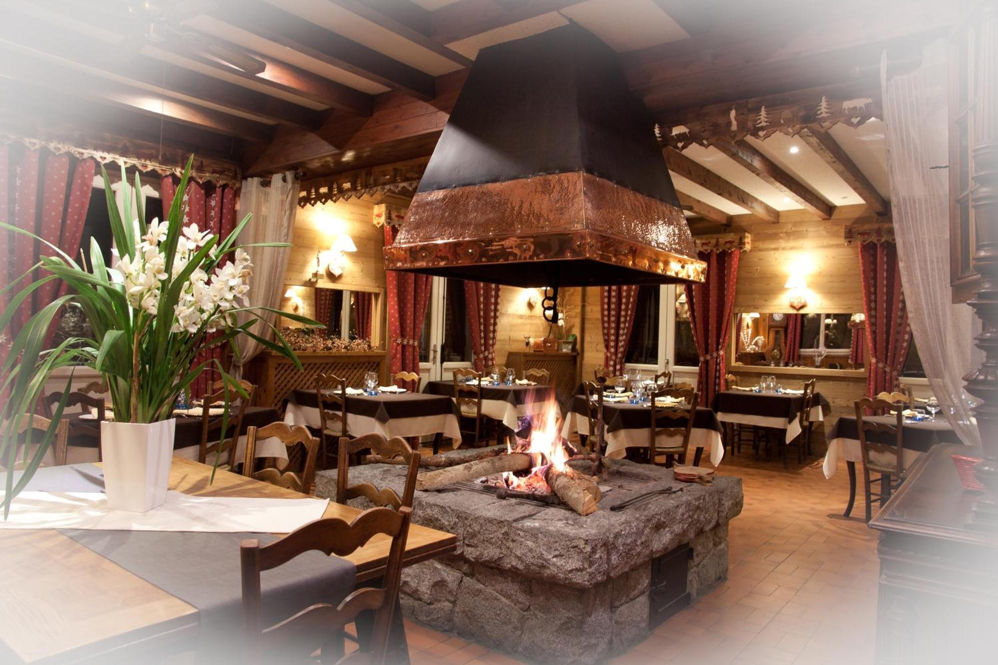 Hotel - Restaurant - Bar - Le Sapin Fleuri Bourg d'Oueil Exterior photo