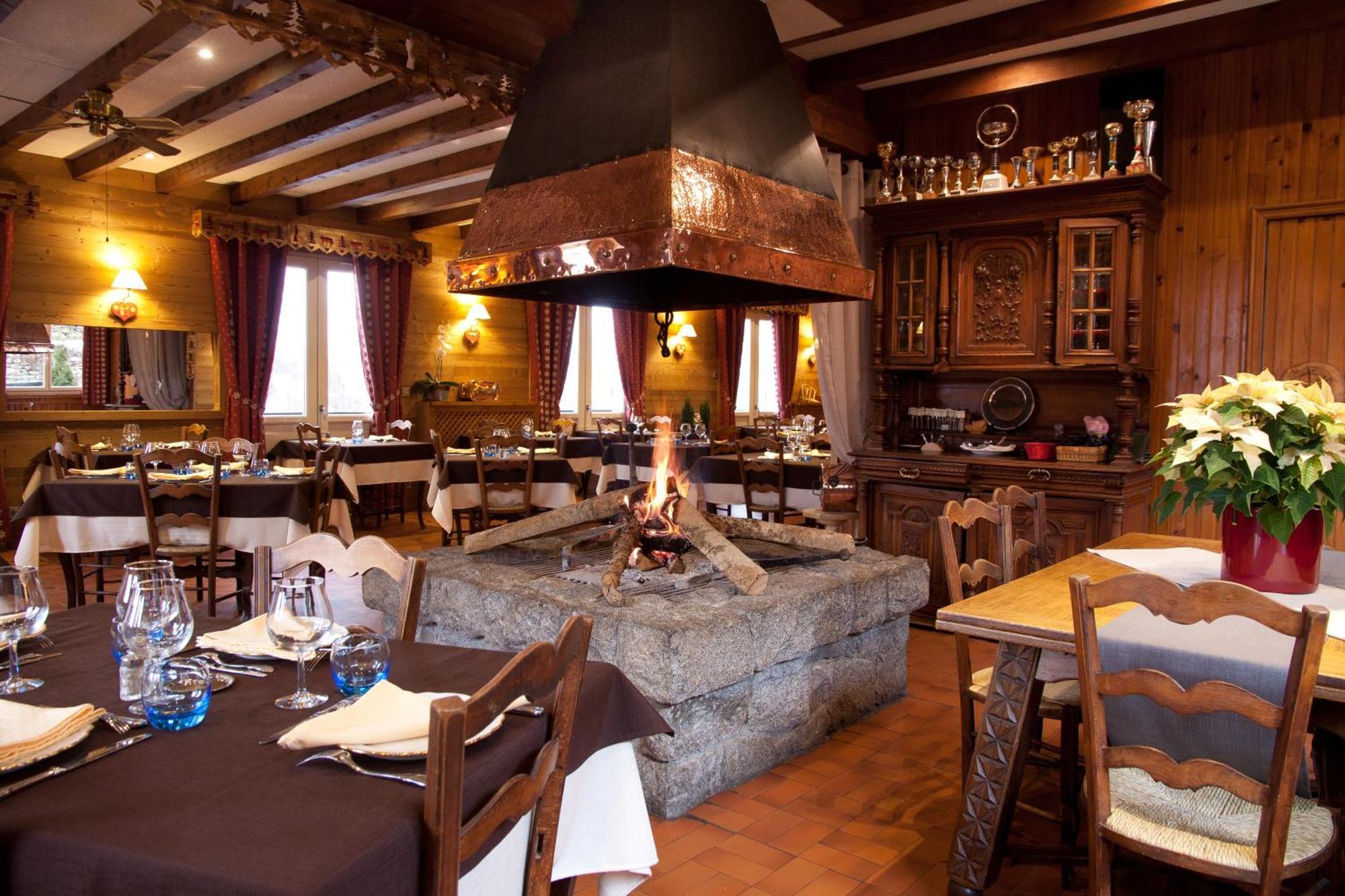 Hotel - Restaurant - Bar - Le Sapin Fleuri Bourg d'Oueil Exterior photo